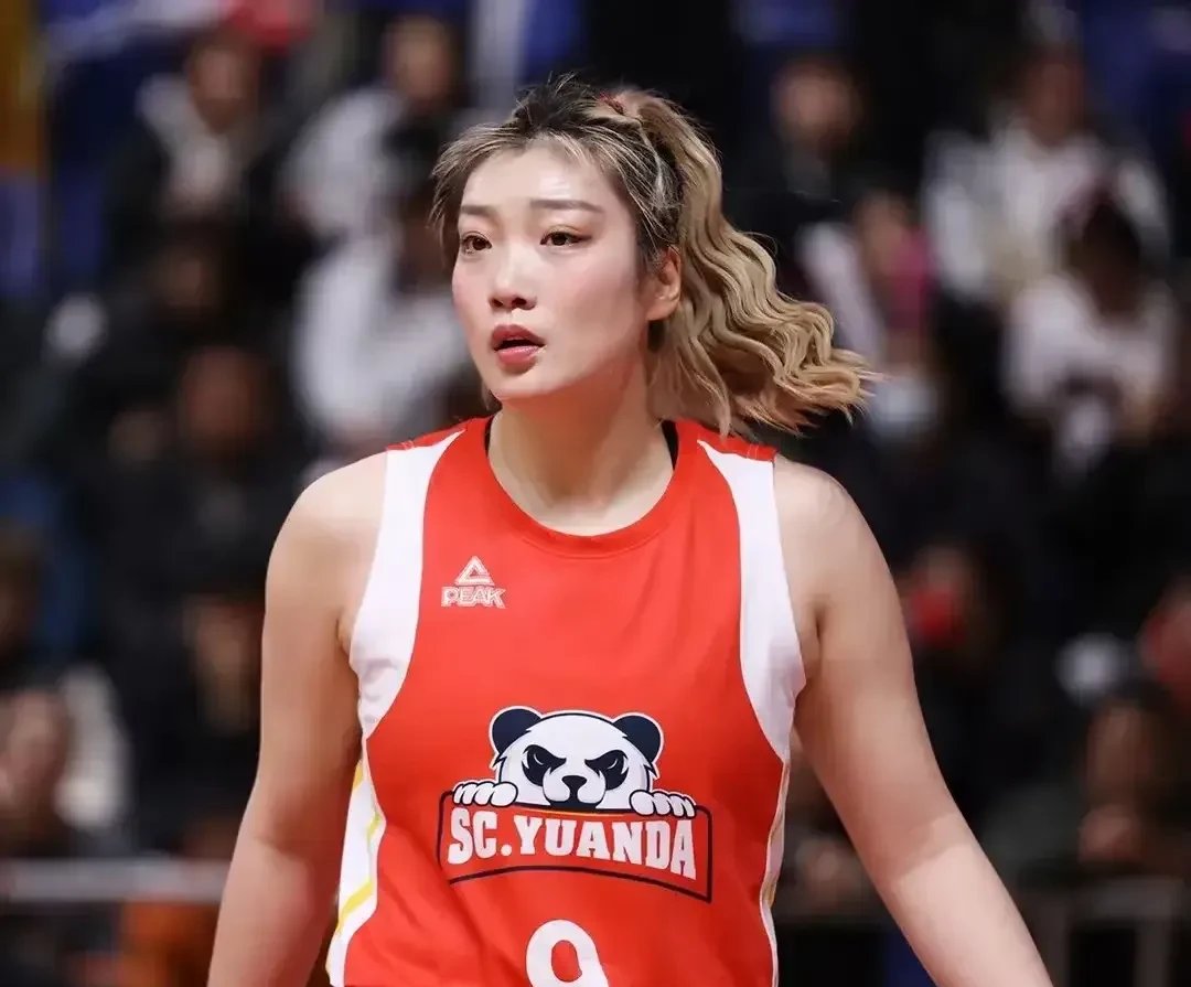 王思雨22年女篮世预赛个人集锦，对阵美国砍17分6助攻的简单介绍